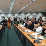 Decisão de Moraes libera quatro envolvidos em fraude de cartões de vacina de Bolsonaro