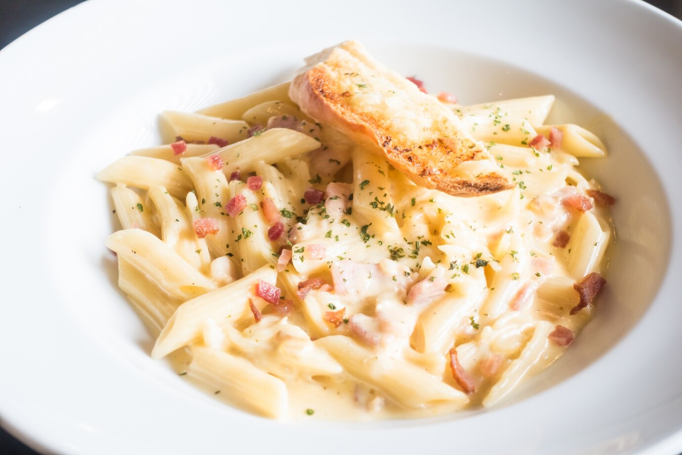 macarrão de forno cremoso com presunto e queijo